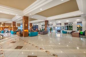Lobby des Akti Beach Club Hotels mit modernem Interieur und Sitzgelegenheiten