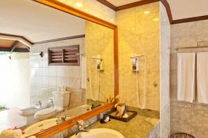 Badezimmer im Royal Island Resort & Spa mit großem Spiegel, Toilette, Bidet, Handtuchtrockner und Handtüchern.