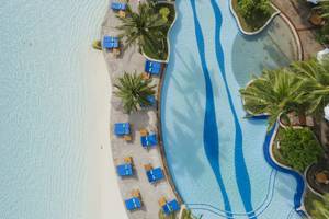 Royal Island Resort & Spa in Malediven, Pool, Meer