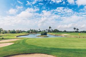 Golfplatz beim Iberostar Selection Cancun Hotel mit Wasserhindernis und Palmen