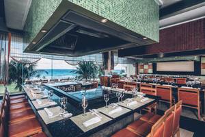 Innenbereich des Restaurants im Iberostar Selection Cancun mit Blick auf das Meer.