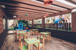 Kinderspielbereich im Iberostar Selection Cancun mit Tischen, Stühlen und Spielgeräten.