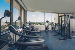 Fitnesscenter im Iberostar Selection Cancun Hotel mit Blick auf das Meer
