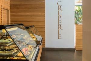 Im Mitsis Grand Hotel Beach zeigt eine Vitrine verschiedene Desserts in einem Café.