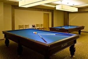 Zwei Pooltische in einem Hotelzimmer des Fantasia Hotel De Luxe.