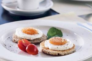 Frühstück im Santo Pure Oia Suites & Villas mit zwei gebratenen Eiern, Tomaten und Toast