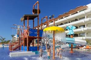 Kinder spielen im Wasserpark des H10 Atlantic Sunset Hotels