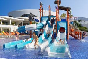 Wasserrutsche im H10 Atlantic Sunset Hotel mit Kindern, die Spaß haben und rutschen