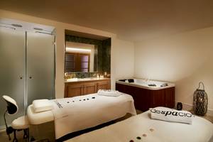 Behandlungsraum im H10 Atlantic Sunset Spa mit Whirlpool und Massageliegen.