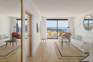 Innenansicht der Suite im H10 Atlantic Sunset Hotel mit Meerblick