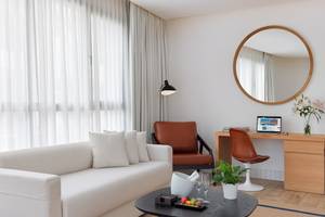 H10 Atlantic Sunset Hotel Innenraum mit Sofa, Schreibtisch und Lampe
