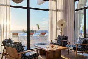 Innenraum des H10 Atlantic Sunset Hotels mit Blick auf das Meer und die Terrasse.