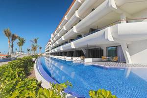 Außenpool des H10 Atlantic Sunset Hotels mit Terrasse und Möbeln
