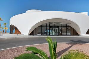 Außenansicht des modernen weißen H10 Atlantic Sunset Hotels mit Glasfassade und Eingangsbereich