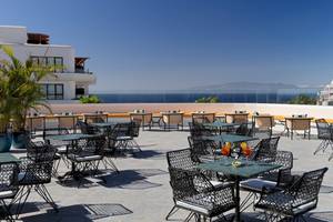 Terrasse des H10 Atlantic Sunset Hotels mit Blick auf das Meer