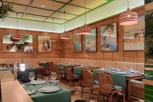 Innenansicht des Restaurants im H10 Atlantic Sunset Hotel mit gedeckten Tischen und dekorativen Lampen.