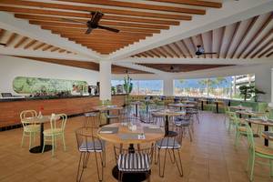 Innenbereich des H10 Atlantic Sunset Hotels mit Bar und Essbereichen.
