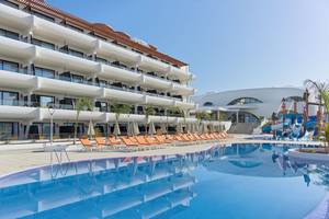 Außenpool des H10 Atlantic Sunset Hotels mit Lounge-Stühlen und moderner Architektur im Hintergrund.