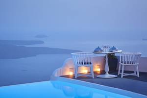 Terrasse des Katikies Chromata Hotels auf Santorini mit Blick auf das Meer.