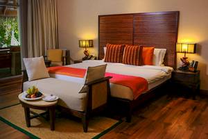 Luxuriöses Hotelzimmer im Nova Maldives mit Bett, Früchten und Deko.