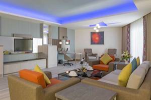 Inneneinrichtung des Royal Seginus Hotels mit Fernseher, Sofas und Tisch