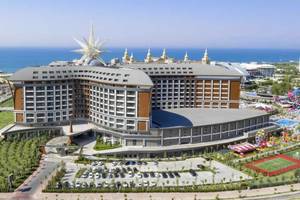 Außenansicht des Royal Seginus Hotels mit Meerblick und Attraktionen im Vordergrund.