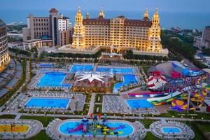 Luftaufnahme des Royal Seginus Hotel Komplexes mit Swimmingpools und Spielplatz