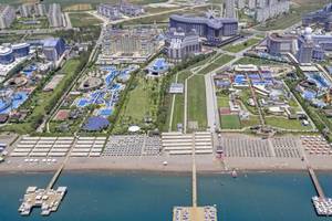 Luftaufnahme des Royal Seginus Hotels mit Pools, Tennisplätzen und Strand