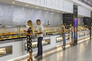 Familie am Buffetbereich des Royal Seginus Hotels