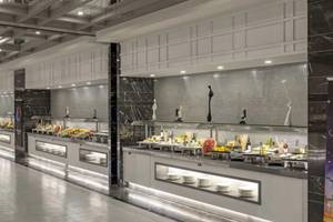 Innenansicht des Buffetrestaurants im Royal Seginus Hotel mit vielen Speisen auf den Tischen.
