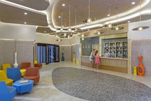 Lobby des Royal Seginus Hotels mit Sitzbereichen und Rezeption.