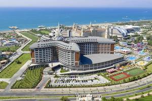Luftaufnahme des Royal Seginus Hotels mit Meer und Attraktionen im Vordergrund.