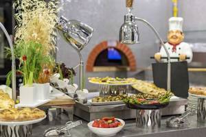 Buffet-Tisch im Royal Seginus Hotel mit verschiedenen Gerichten und Dekoration.
