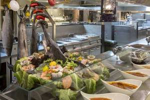 Fischbuffet im Royal Seginus Hotel mit verschiedenen Meeresfrüchten und Fischgerichten.