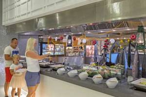 Familie bedient sich am Buffet im Royal Seginus Hotel.