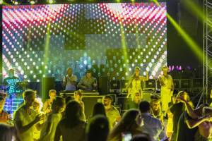 Royal Seginus Hotel mit einer Disco-Veranstaltung auf der Bühne, mit Lichteffekten und einem Publikum.