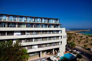 Außenansicht des Kriti Beach Hotels mit Pool und Meer im Hintergrund