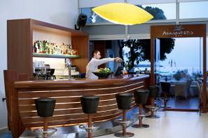 Bar des Kritis Beach Hotels mit Barkeeper, der Getränke zubereitet