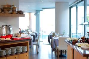 Buffetbereich im Kriti Beach Hotel mit verschiedenen Gerichten und Tischen.