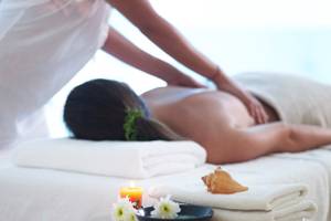 Eine Frau erhält eine Massage im Kriti Beach Hotel.