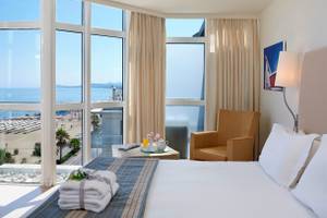 Hotelzimmer im Kriti Beach mit Meerblick und großer Fensterfront.