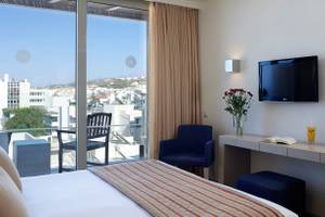 Aussicht vom Zimmer des Kriti Beach Hotels mit Blick auf die Stadt.