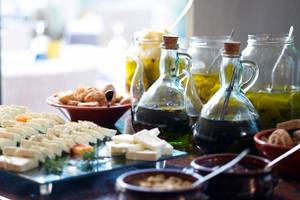 Buffet-Tisch im Hotel Kritis Strand mit Käseplatten, Oliven und Dips.