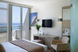 Hotelzimmer im Kriti Beach mit Blick auf das Meer und die Terrasse.