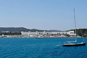 Segelboot im Hafen mit dem Altin Yunus Hotel und Spa im Hintergrund