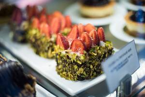 Süßigkeiten im Altin Yunus Hotel & Spa mit Erdbeer- und Himbeerkuchen
