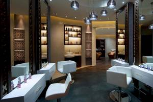 Friseursalon im Anantara Eastern Mangroves Abu Dhabi Hotel mit weißen Stühlen und Spiegeln