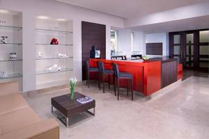 Loungebereich im Anantara Eastern Mangroves Abu Dhabi Hotel mit Couch, Couchtischen und Bar.