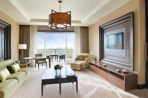 Innenansicht der Suite im Anantara Eastern Mangroves Abu Dhabi Hotel mit Blick auf die Aussicht.