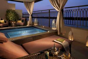 Balkon des Anantara Eastern Mangroves Abu Dhabi Hotels mit Swimmingpool, Loungesofa und Stadtblick